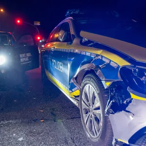 Drei Streifenwagen bei Verfolgungsjagd in Hamburg beschädigt – 16-jähriger Fahrer festgenommen