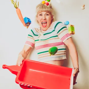 Marie Lumpp wirft Spielzeug in die Luft.