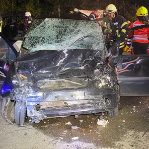 Einer der völlig zerstörten Unfallwagen.