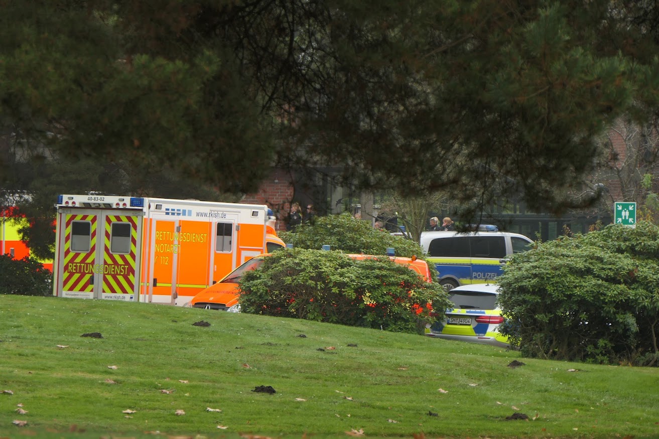 Einsatzkräfte und Fahrzeuge vor dem Gebäude in Rickling.