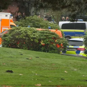 Einsatzkräfte und Fahrzeuge vor dem Gebäude in Rickling.