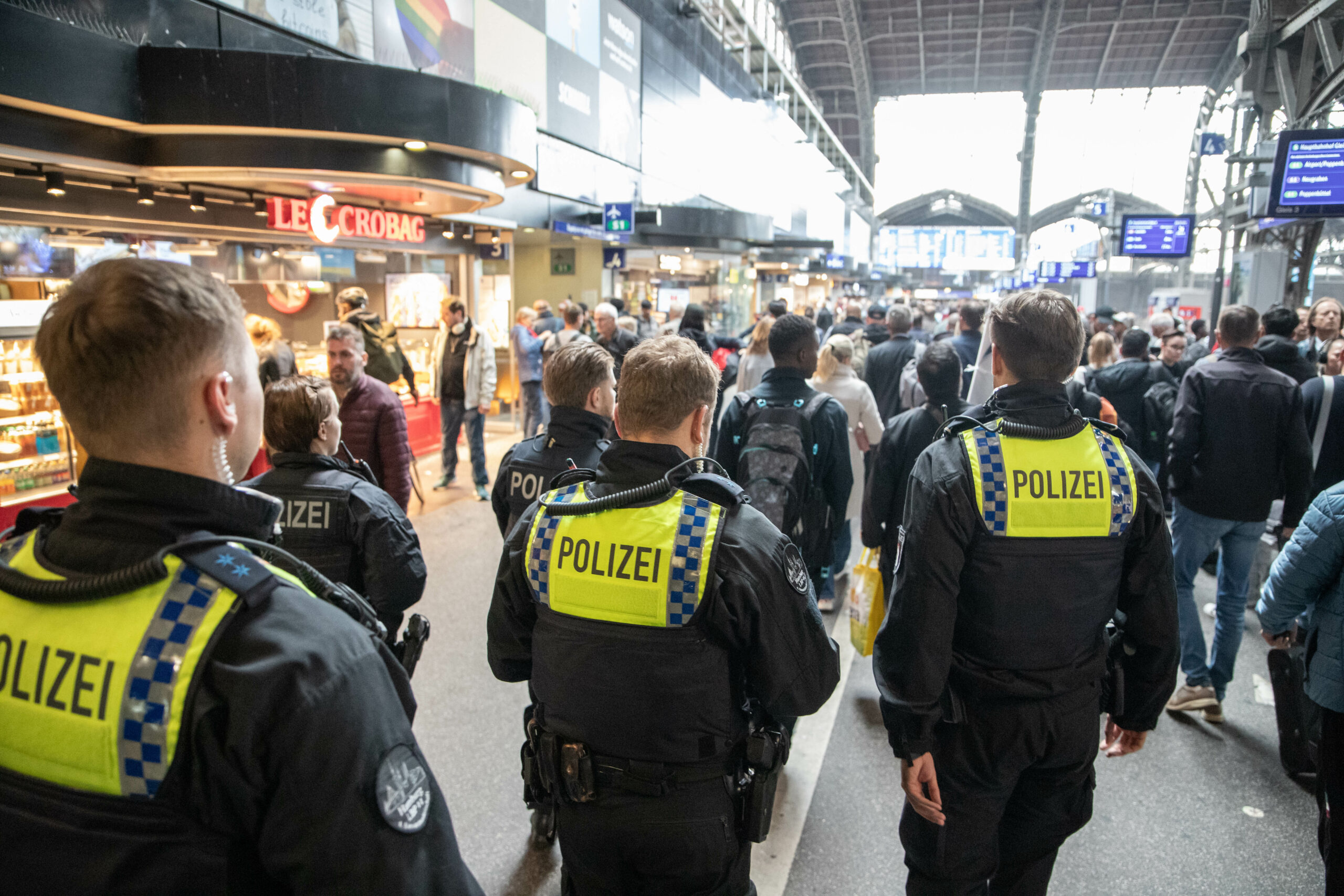 Polizisten von hinten im Hamburger Hauptbahnhof