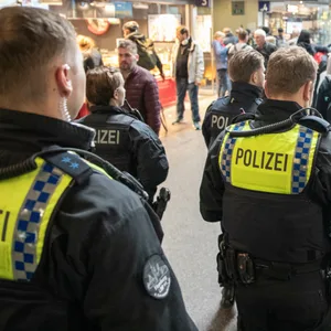 Polizisten von hinten im Hamburger Hauptbahnhof