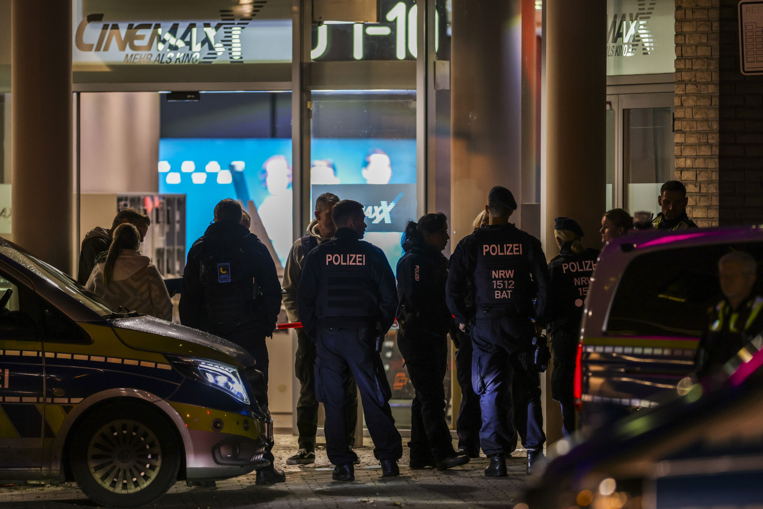 Einsatzkräfte vor dem Cinemaxx-Kino in Krefeld. Im Foyer des Kinos haben Polizeibeamte einen mutmaßlichen Serien-Brandstifter niedergeschossen.