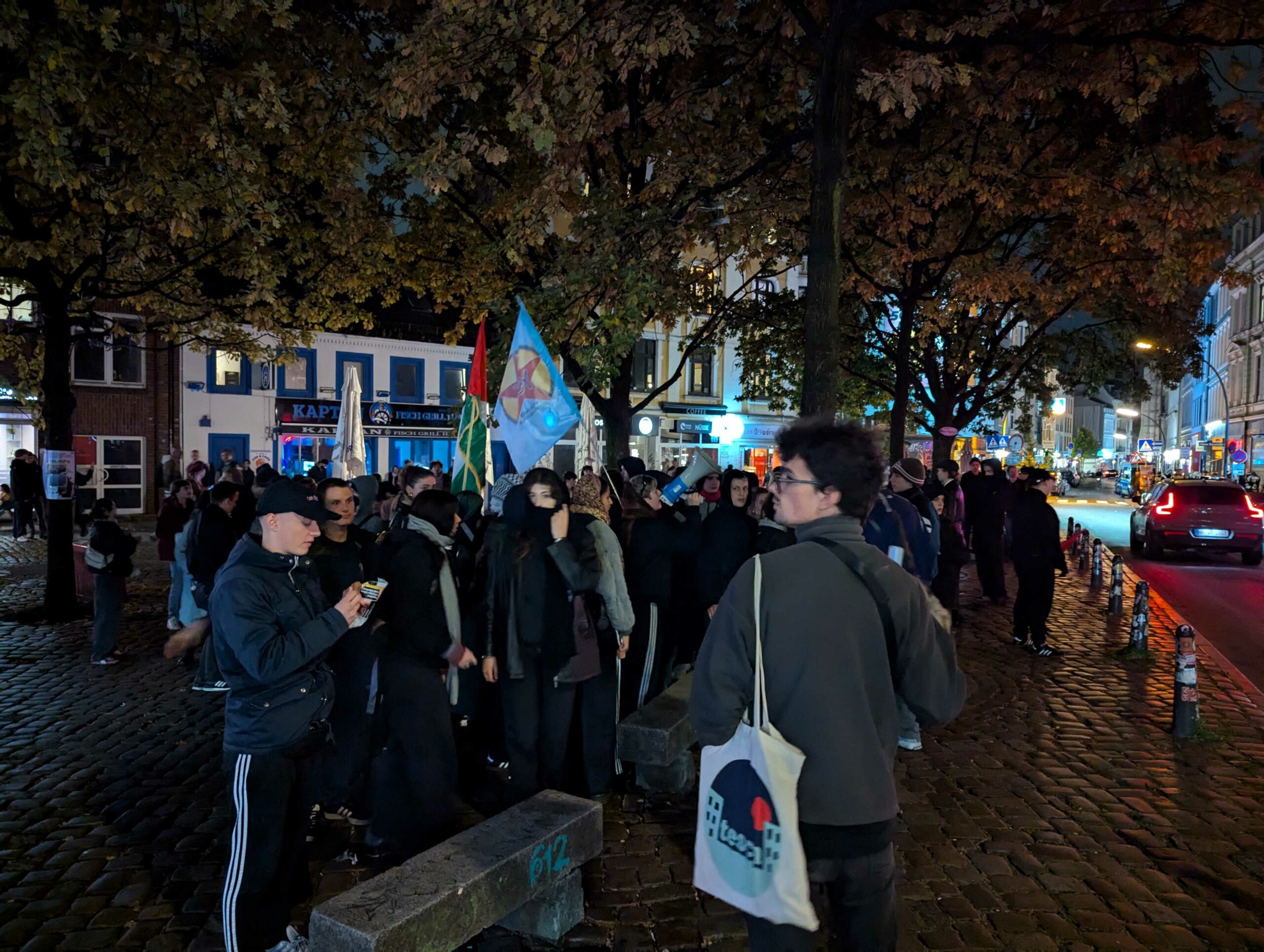 Etwa 150 Menschen demonstrierten am Donnerstagabend in Ottensen.