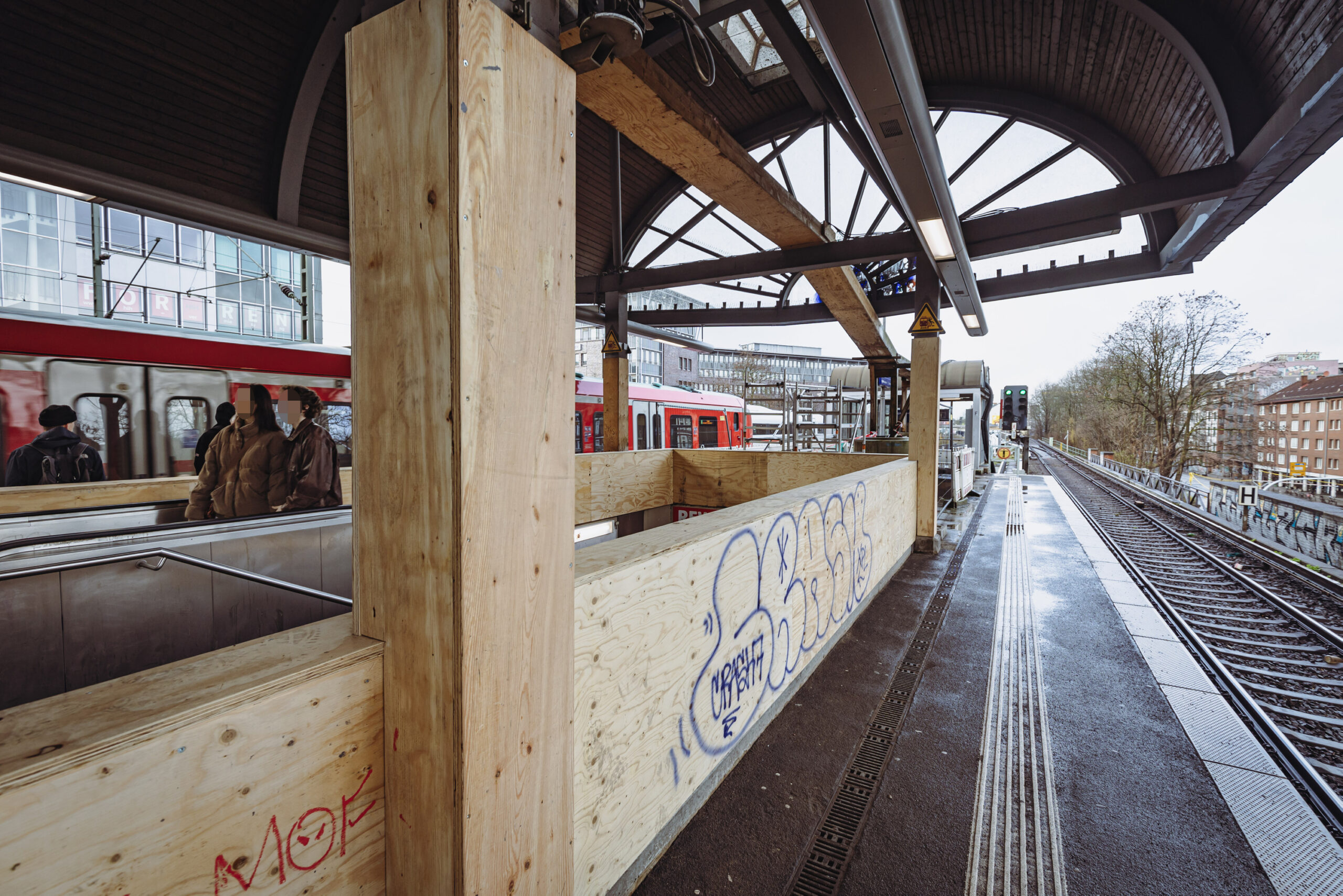 Bahnsteig mit bekitzelten Holzverschalungen