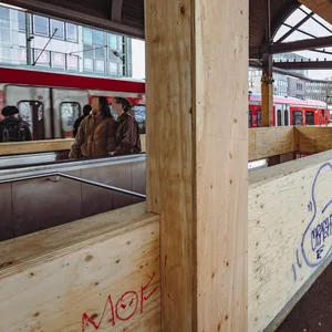Bahnsteig mit bekitzelten Holzverschalungen