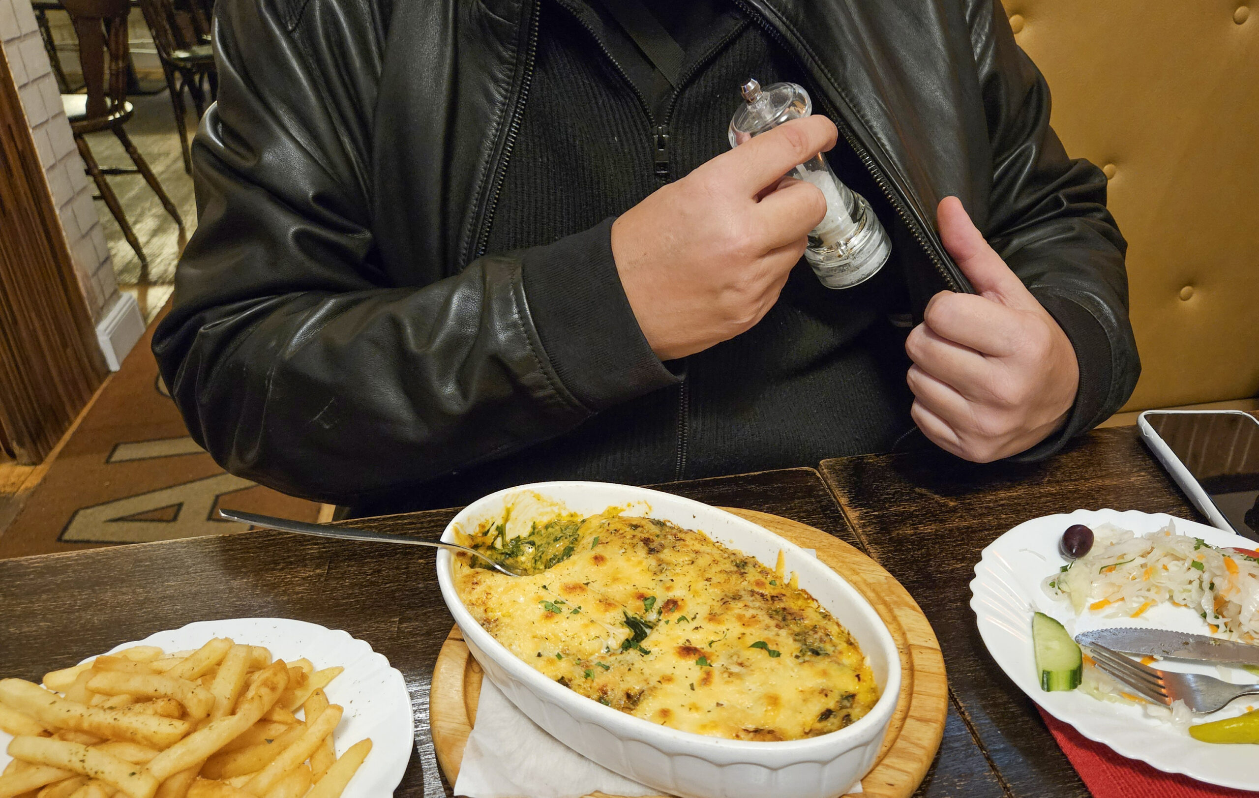 Der Gast klaut eine Salzmühle im Restaurant (gestellte Szene).