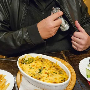 Der Gast klaut eine Salzmühle im Restaurant (gestellte Szene).