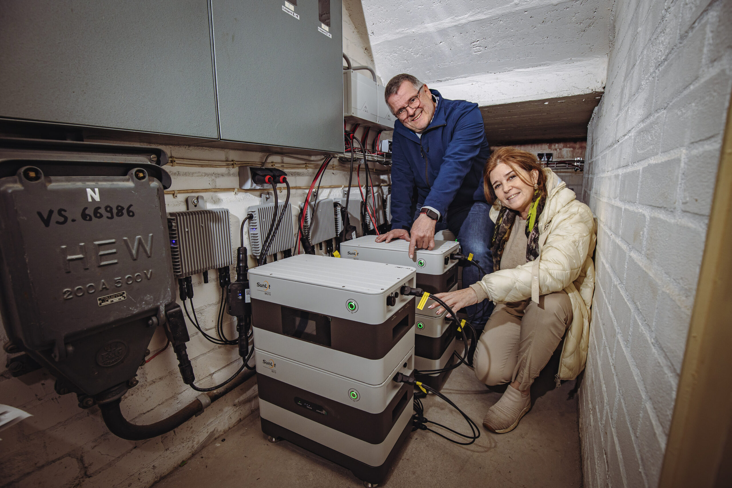 Christian Warsch zeigt stolz Teile seine Anschaffung: die Energiespeicher im Keller.