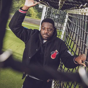 Steven Mensah in einem Tornetz