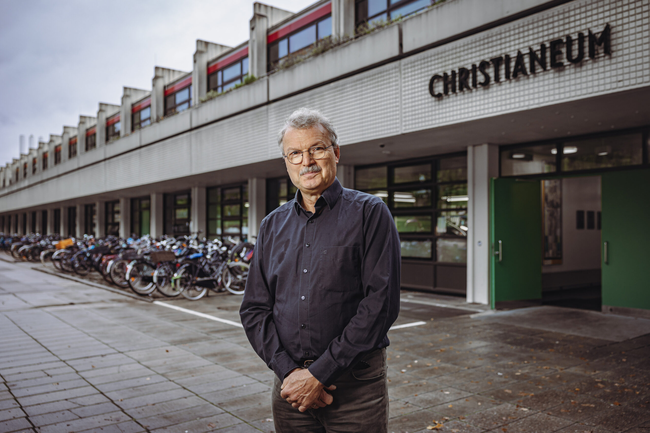 „Eine ganz andere Atmosphäre”: Schulleiter Stefan Prigge über die neue Stimmung an seinem smartphonefreien Gymnasium.