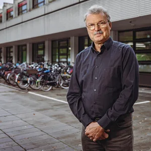 „Eine ganz andere Atmosphäre”: Schulleiter Stefan Prigge über die neue Stimmung an seinem smartphonefreien Gymnasium.