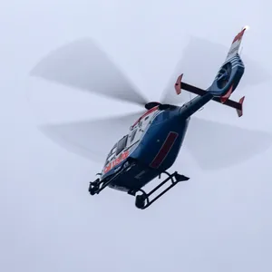Der Polizeihubschrauber kreiste tief über der Stadt.