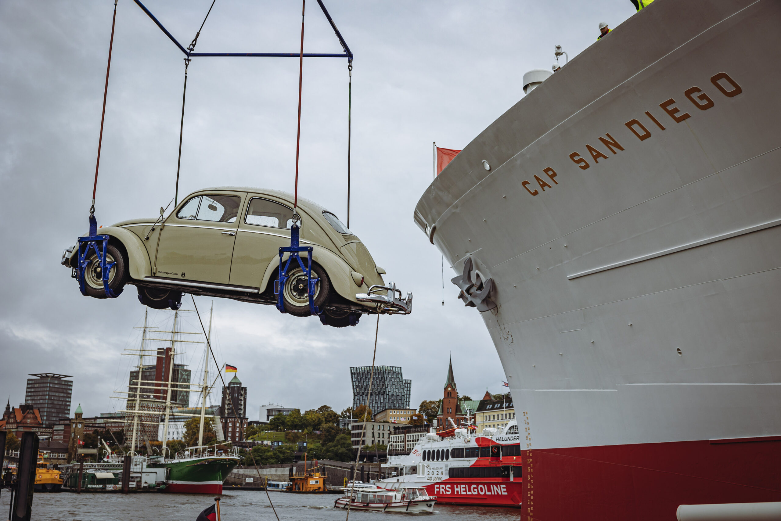 Ein VW Käfer wird per Kran auf die Cap San Diego gehoben