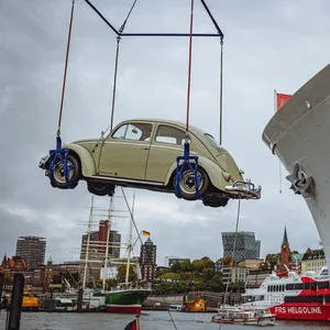 Ein VW Käfer wird per Kran auf die Cap San Diego gehoben