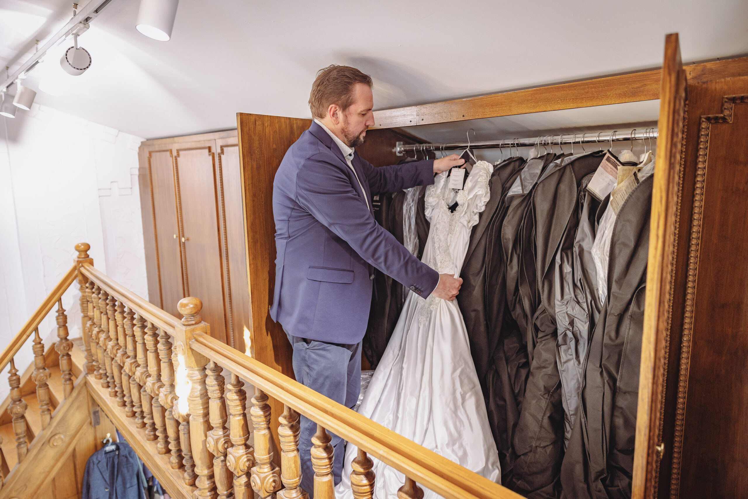 Henning Laue holt ein vergessenes Kleid aus dem unscheinbaren Wandschrank.