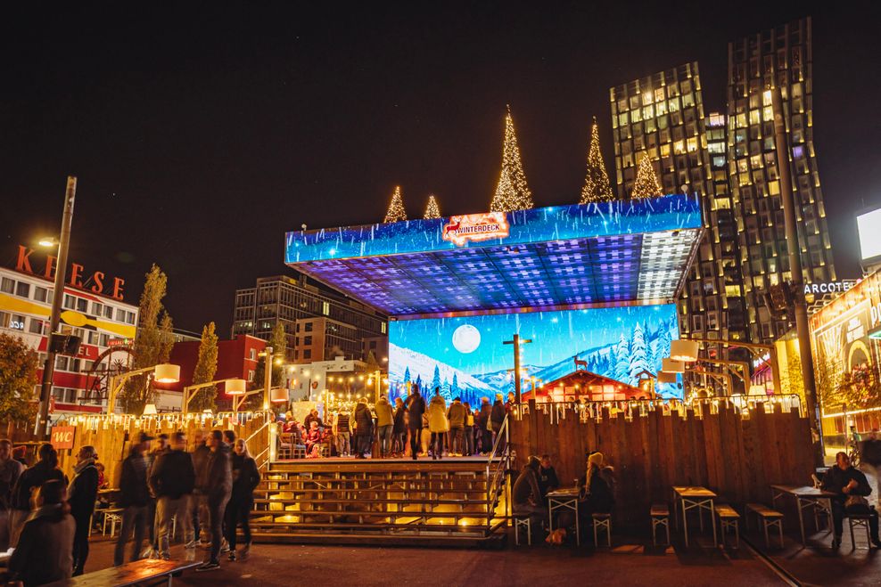 Das Winterdeck auf dem Spielbudenplatz bietet seit Mittwoch wieder Glühwein an.