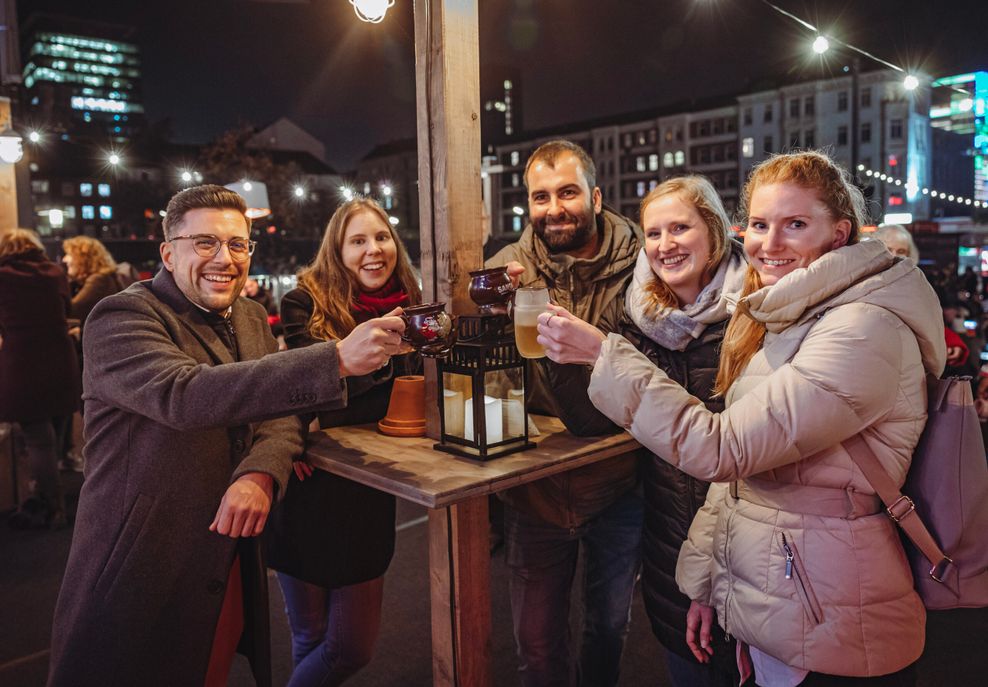 Dennis, Sandra, Olli, Laura und Lisa aus Barmbek, Poppenbüttel und Hamm kamen wegen des Grünkohls - und blieben wegen des Glühweins.