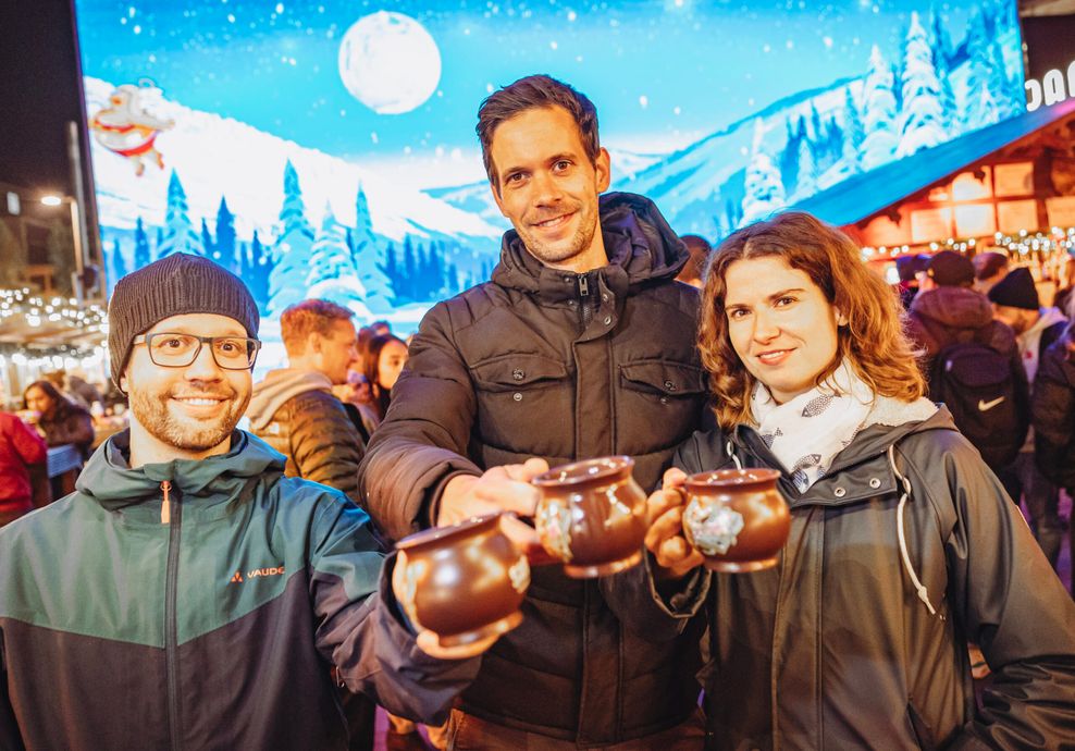 Vincent und Caro aus Altona-Altstadt haben gerade Besuch von ihrem Kumpel Markus (re.). „Wir haben von der Eröffnung gelesen und fanden es lustig“, erklärt Caro.