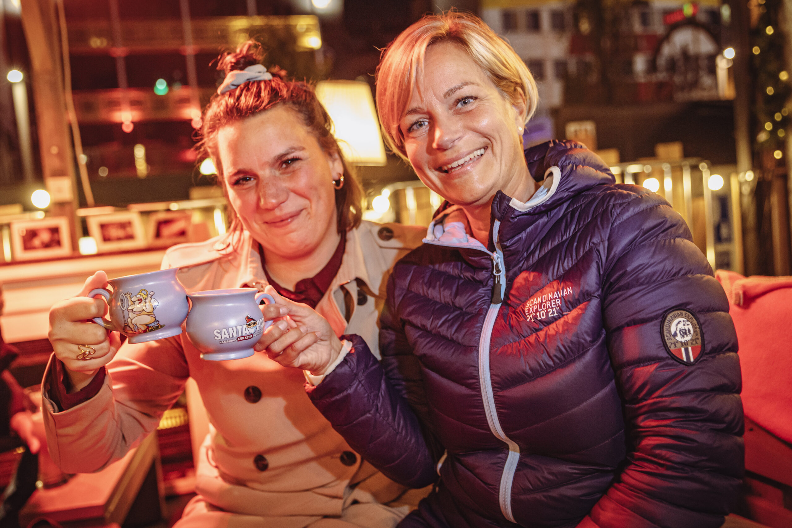 Es schmeckt schon wieder: Daniela aus Wandsbek (re.) mit Freundin Lotta aus Kiel kommt jedes Jahr zur Eröffnung.