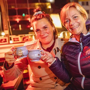 Es schmeckt schon wieder: Daniela aus Wandsbek (re.) mit Freundin Lotta aus Kiel kommt jedes Jahr zur Eröffnung.