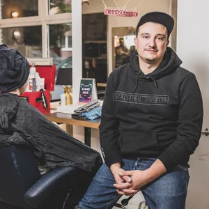 Friseurmeister Henry Riehl (36) aus Barmbek.