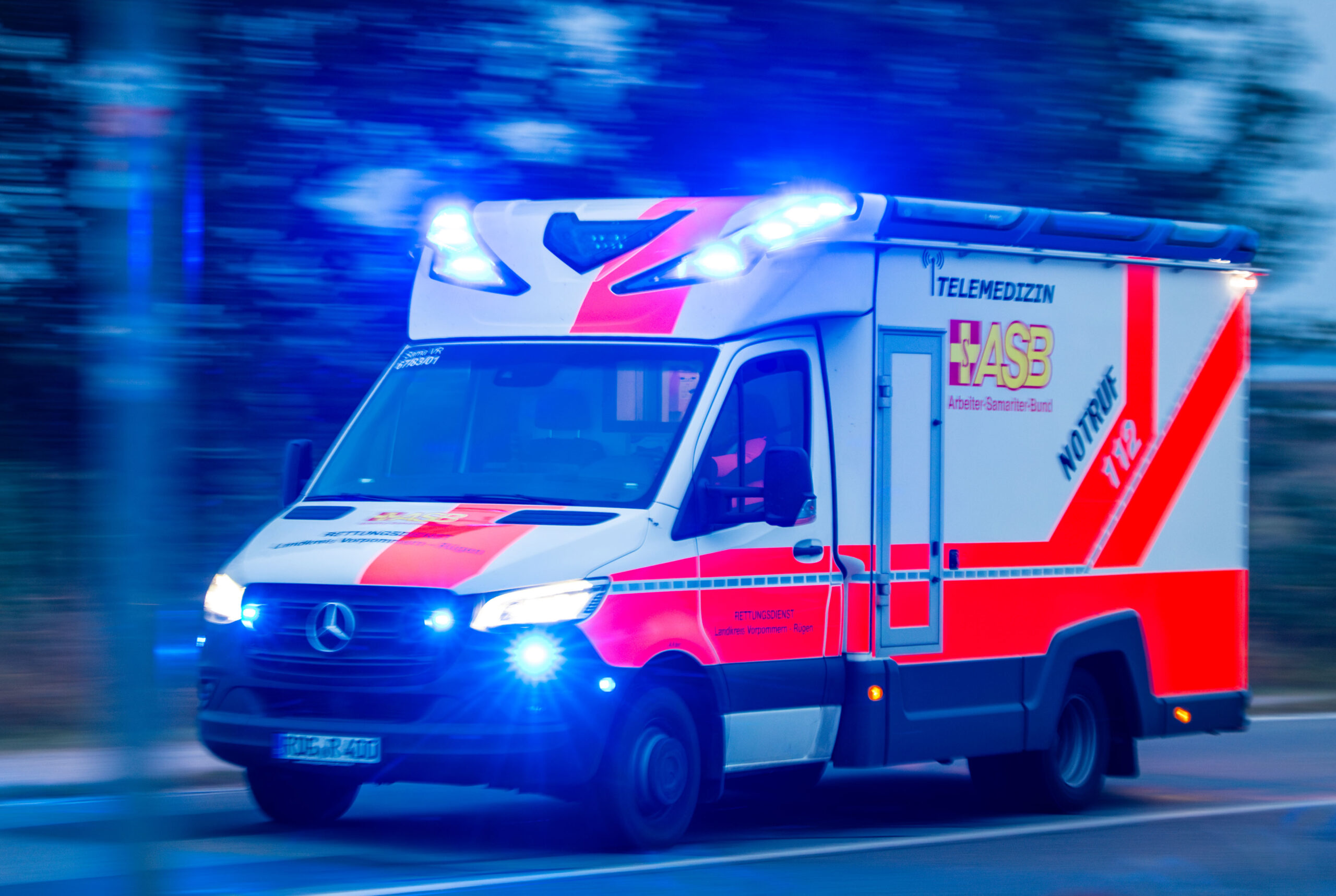 Rettungswagen im Einsatz (Symbolbild).