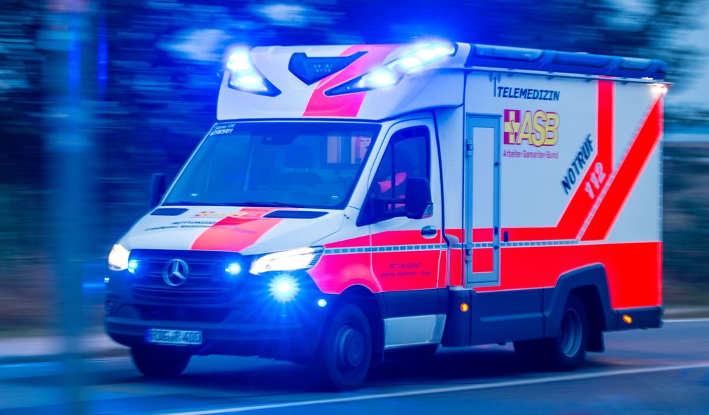 Anh-nger-kracht-in-Gegenverkehr-Frau-schwer-verletzt