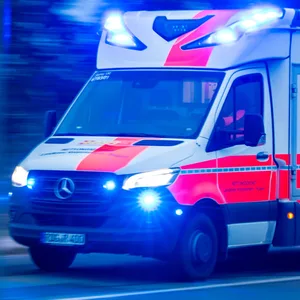 Rettungswagen im Einsatz (Symbolbild).