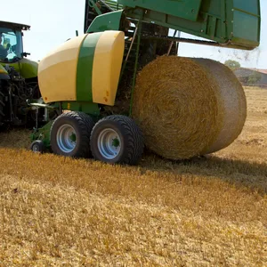 Traktor mit Rundballenpresse (Symbolbild).