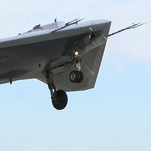 Eine russische Kampfdrohne des Typs S-70 „Ochotnik“.