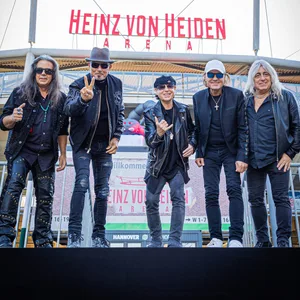 Die Scorpions vor der Heinz-von-Heiden-Arena in Hannover. In dem Stadion wollen die Hardrocker 2025 ihr 60-jähriges Band-Jubiläum feiern.