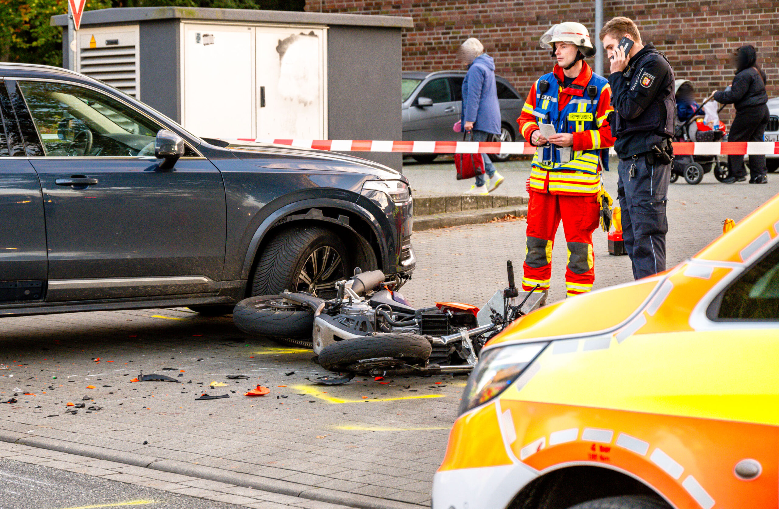 Junger Motorradfahrer kommt in Flensburg bei Zusammenstoß mit Volvo ums Leben