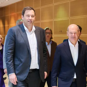 Die SPD-Führung unter Lars Klingbeil (l.) und Saskia Esken machen gemeinsam mit Kanzler Olaf Scholz große Versprechen.