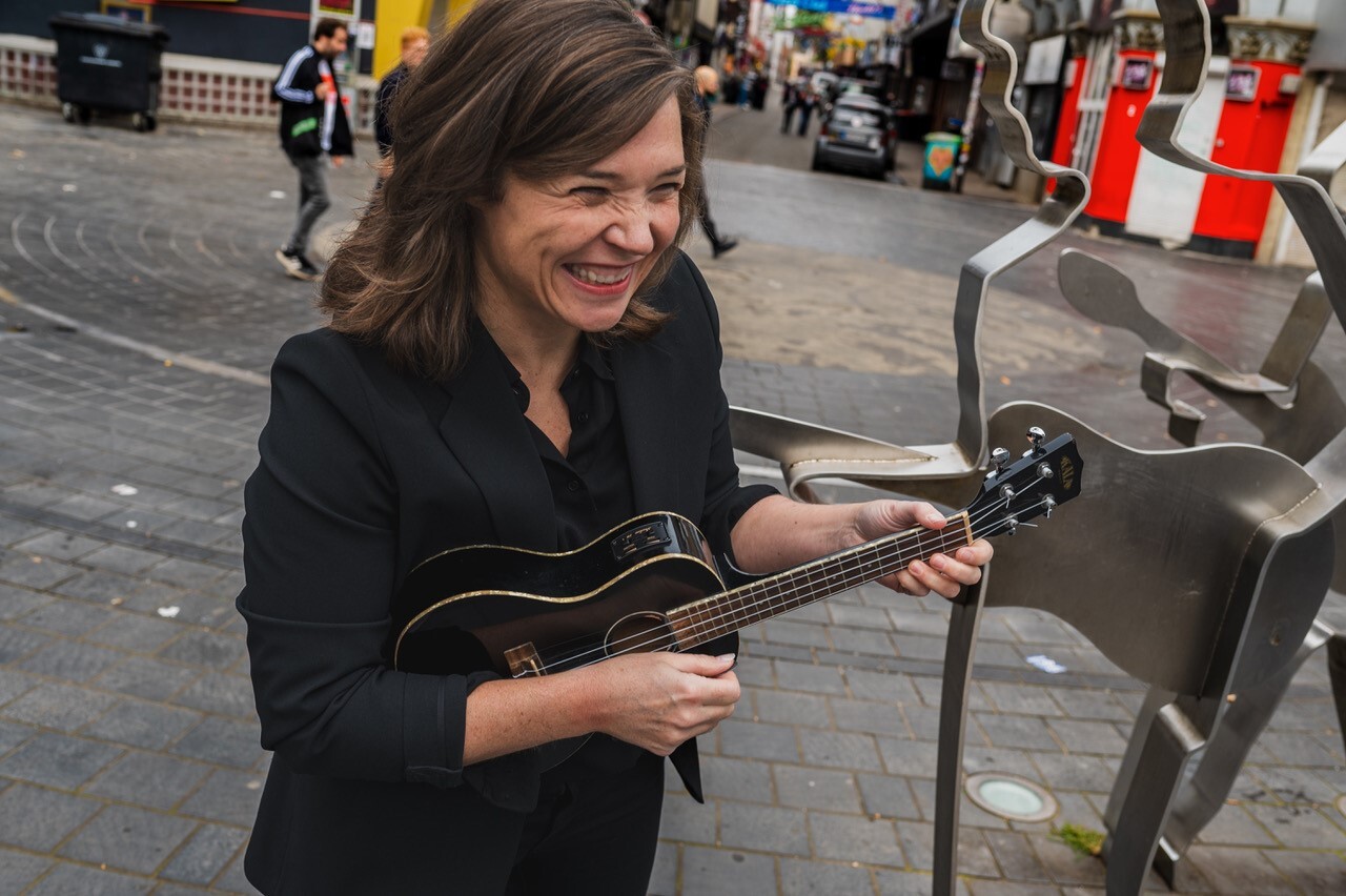 Steffi Hempel feiert den 20. Geburtstag ihrer Beatles-Touren auf St. Pauli.