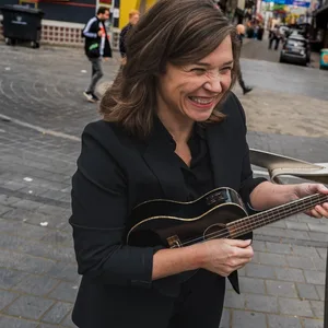 Steffi Hempel feiert den 20. Geburtstag ihrer Beatles-Touren auf St. Pauli.