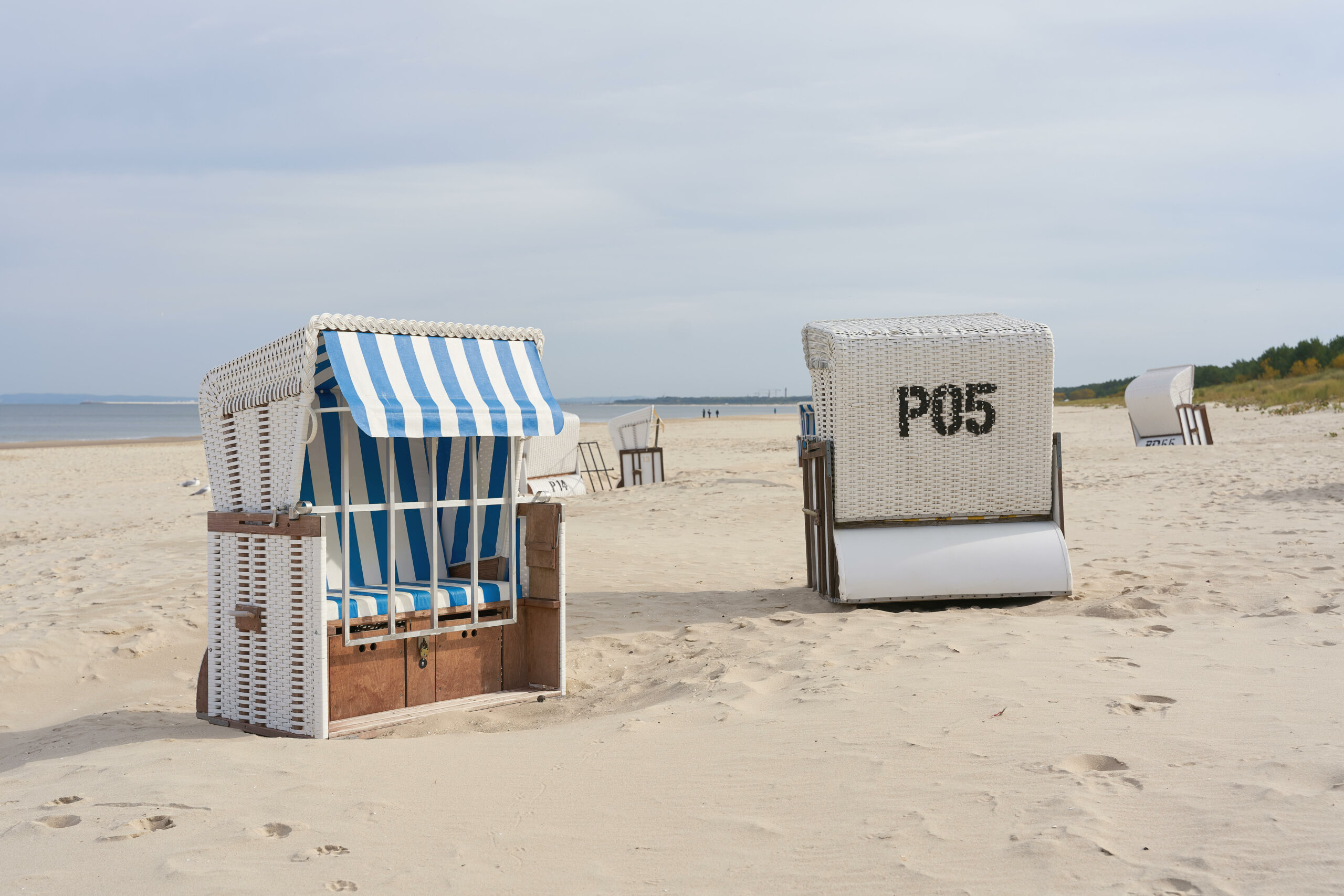 Strandkörbe am Strand von Usedom im Herbst (Symbolbild).