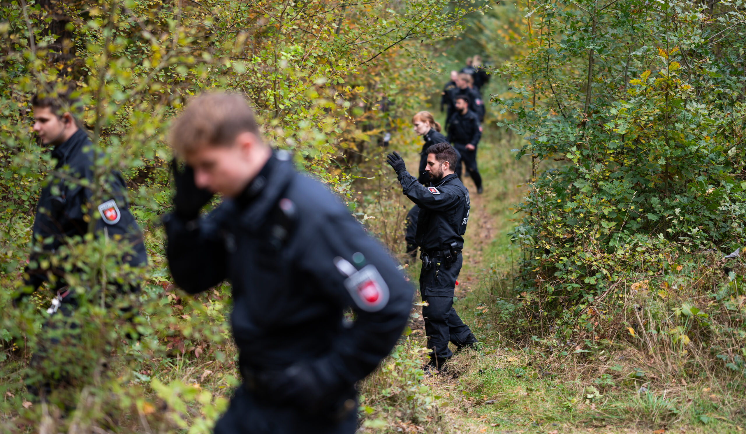 Polizisten suchen unweit eine Campingplatzes nach dem Vermissten.