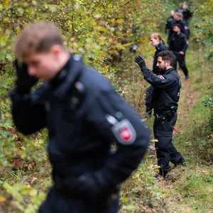 Polizisten suchen unweit eine Campingplatzes nach dem Vermissten.