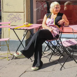 Helena Gleißner (42) vor ihrem Imbiss „Frau Dr. Schneiders Grilled Cheese Wonderland“ auf St. Pauli