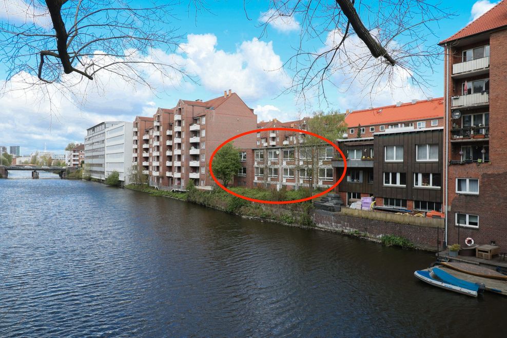 Häuserzeile am Kanal, ein Haus ist rot eingekreist