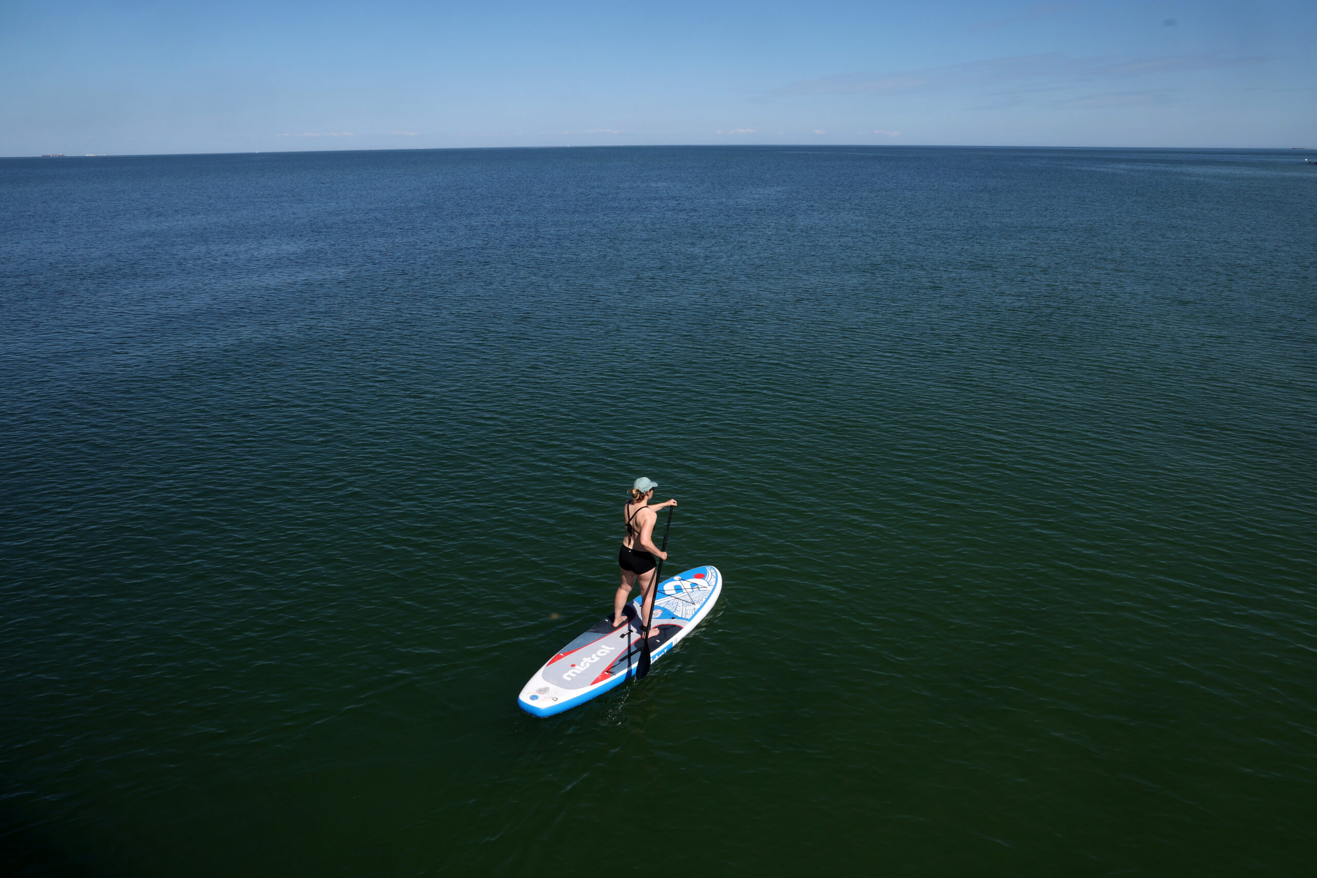 Urlauberin mit einem SUP-Board auf der Ostsee (Symbolbild).