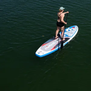 Urlauberin mit einem SUP-Board auf der Ostsee (Symbolbild).