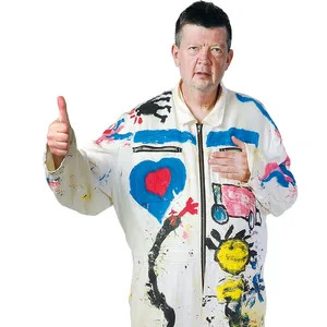 Sven Rosé in einem Maleranzug