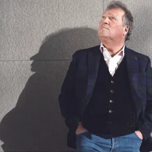 Thomas Freitag lehnt an einer Hauswand.
