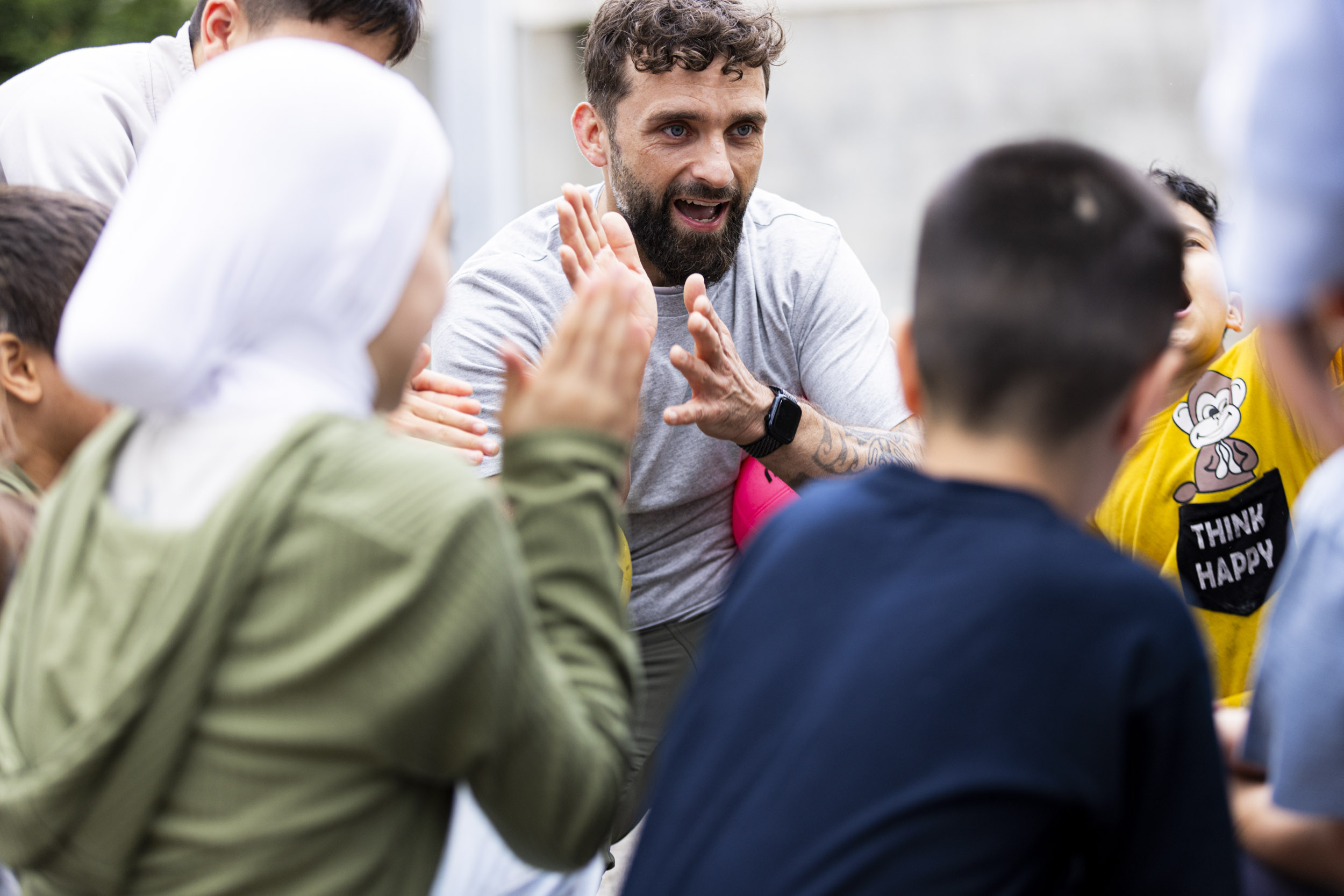 Betreuer Till mit Kriegskindern