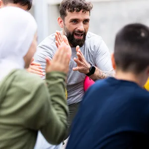 Betreuer Till mit Kriegskindern