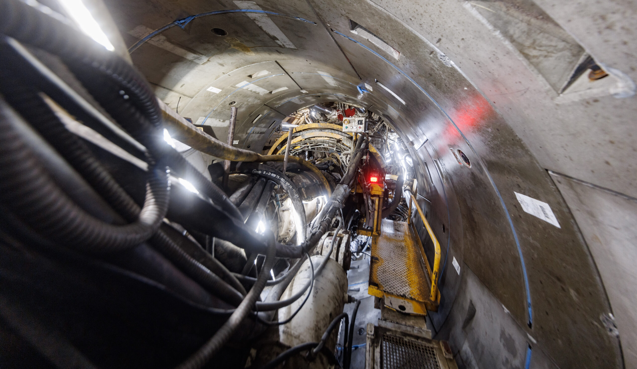 Blick auf die Heckansicht des Bohrkopfs der Tunnelbohrmaschine „Hermine“ auf der Baustelle des Startschachts im Fernwärmetunnel.