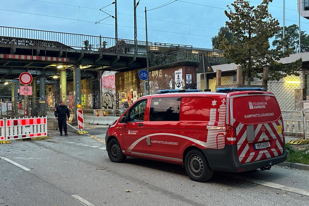 Bombek in der Schanze nahe des Bahnhof gefunden – Polizei und Feuerwehr prüfen ob evakuiert werden muss